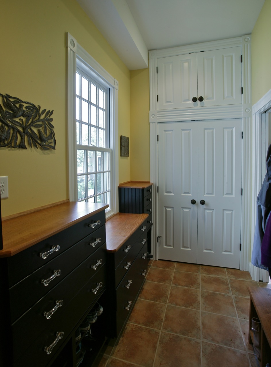 Hingham mudroom design by Duxbury architect and builder Joe Lanza